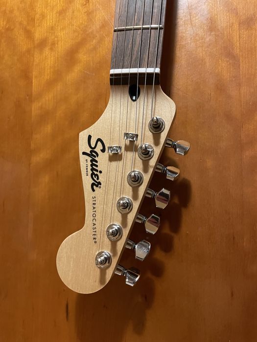 Guitarra Squier, by Fender.