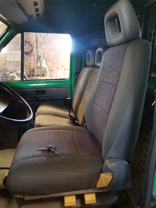 Carrinha Renault caixa fechada com sobreelevado