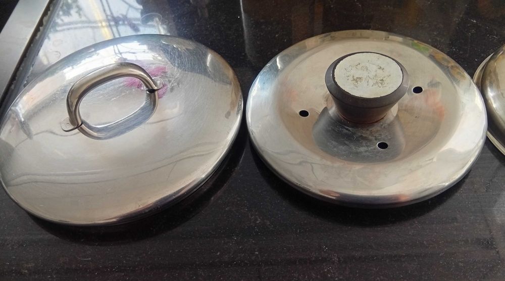 Quatro Tampas de fervedor / leiteira e Tampas de tacho, em inox