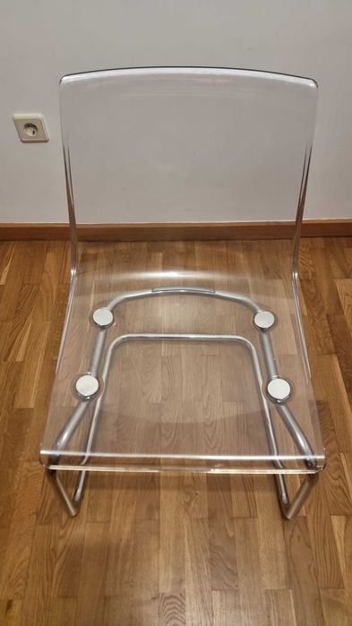 Cadeira em acrílico e metal lacado.