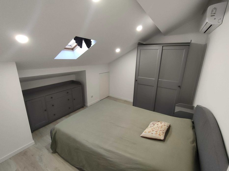 T2 remodelado com aproveitamento de sótão no centro de Almada