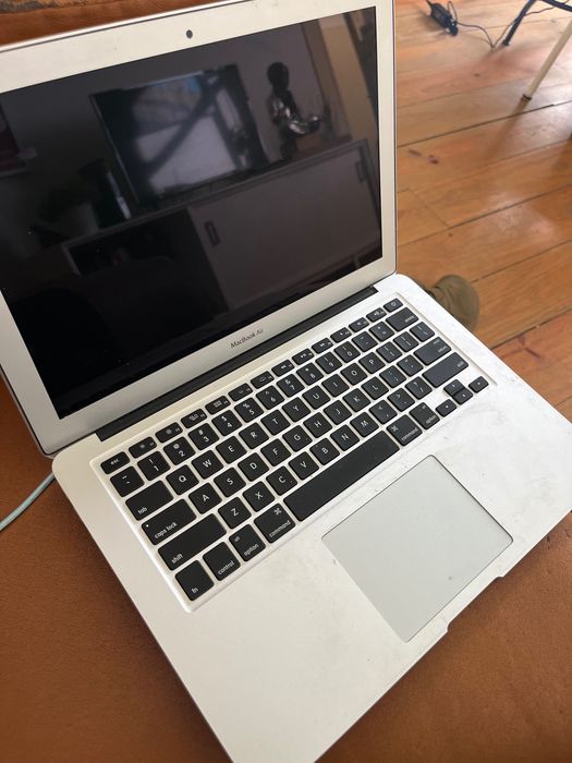 MacBook Air 13" (2017) i5 / 8GB / 128GB — Para Peças ou Reparação