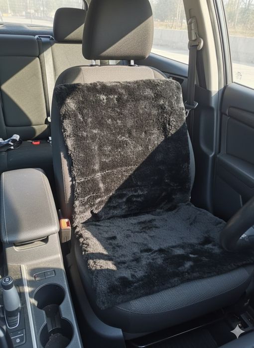 Натуральная шкура  овчины на сиденье в авто