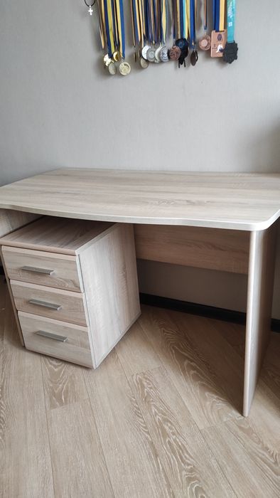 Письмовий стіл комп'ютерний