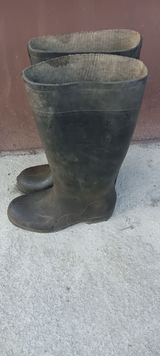 Продам ризинову обув в гарному стані