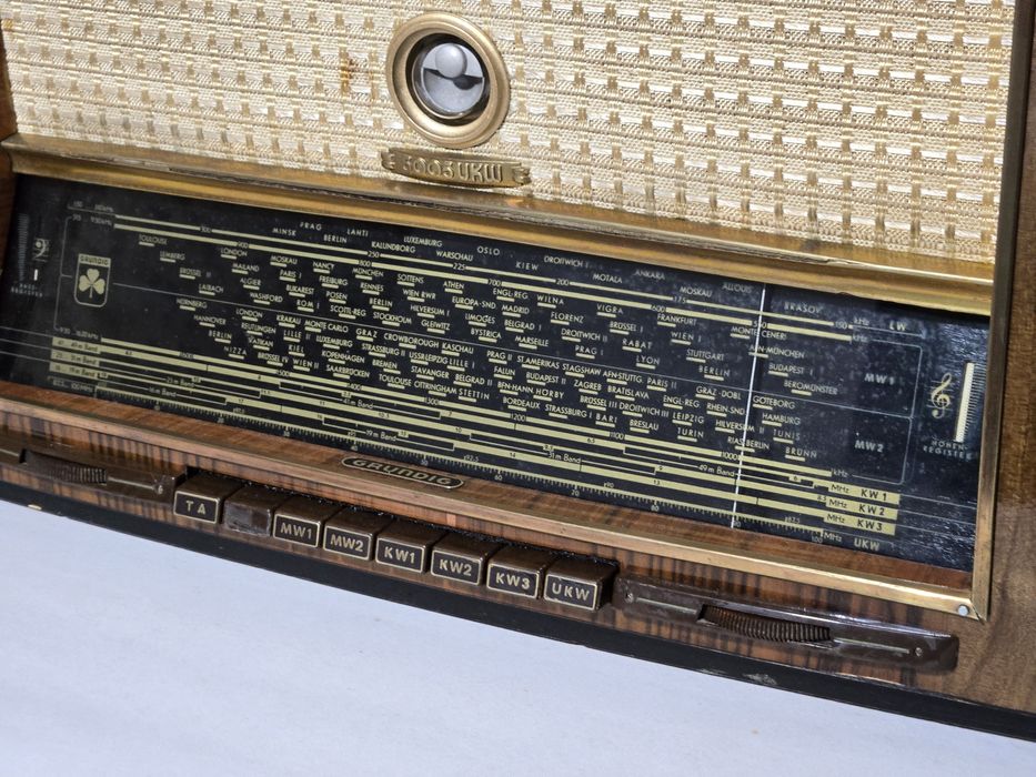 Rádio antigo reparado Grundig