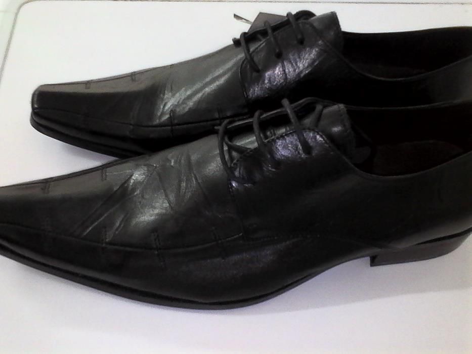 Sapato em pele com atacador 42/43