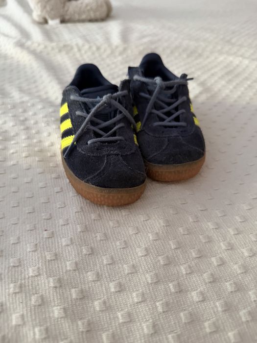 Sapatilhas adidas e vitoria