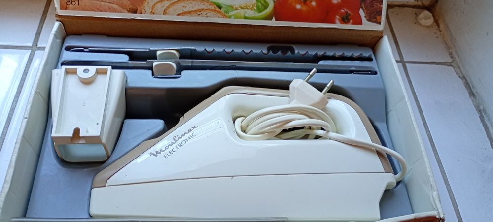 Nóż elektryczny Moulinex w pudełku