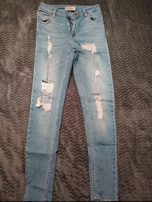 Jeansy z przetarciami