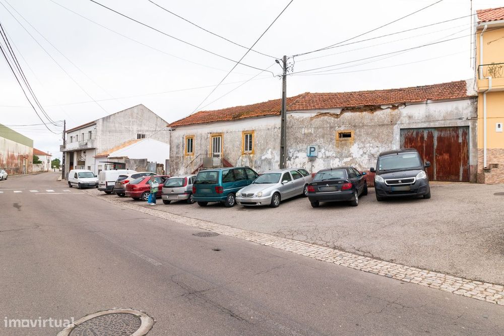 Moradia T3 para recuperação com terreno em Vestiaria - Alcobaça — Alcobaça E Vestiaria, Leiria