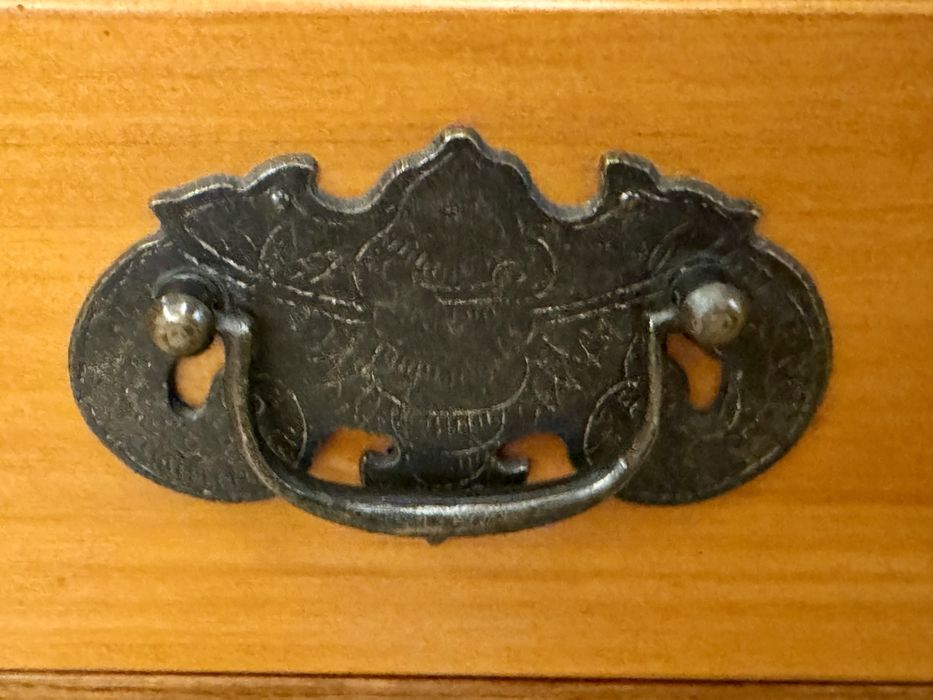 Móvel asiático e candeeiro