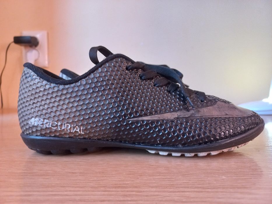 Футбольні бутси.