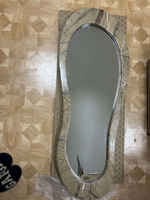 Lustro ścienne z marmurowa ramą - westwing collection