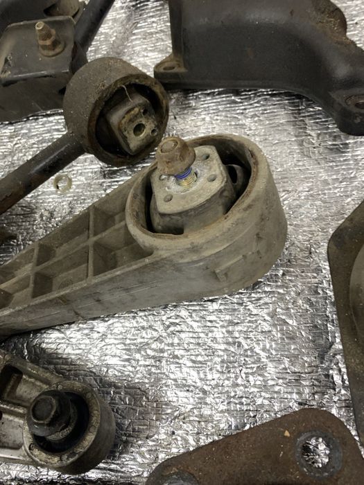 Подушки кронштейни кріплення мотора Шевроле Лачетті 1.8-1.6 мкпп-акпп