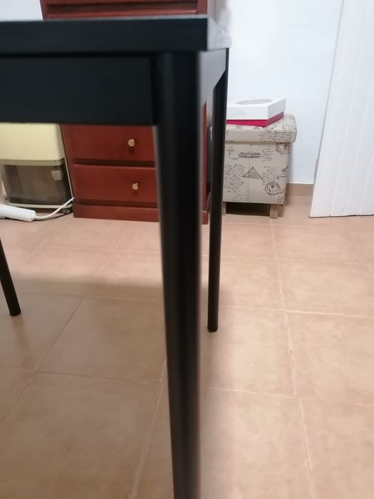 Mesa de madeira de cor preta Ikea