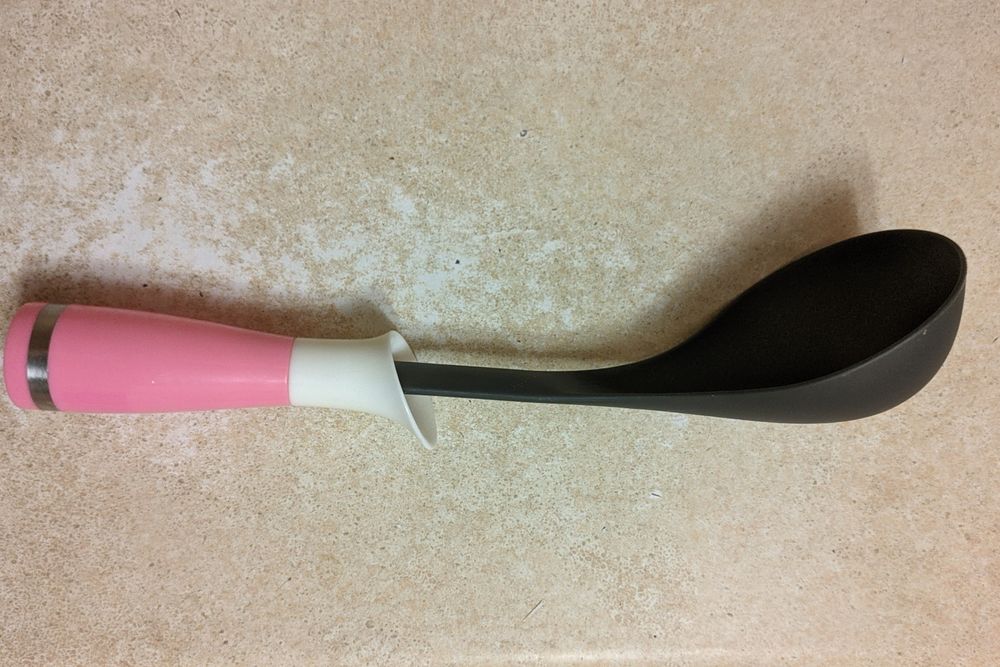 Новый удобный половник с розовой ручкой