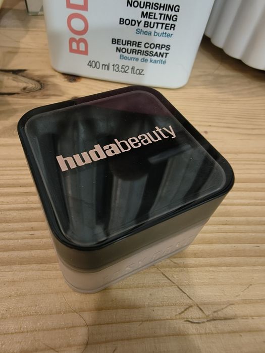 Huda Beauty easy bake puder sypki