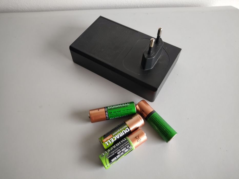 Carregador de pilhas Duracell + 4 pilhas AA