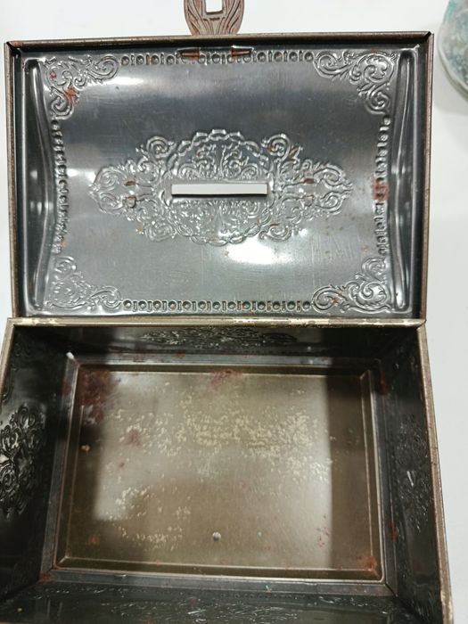 Caixinha  muito antiga de folha ou lata em tons de vermelho