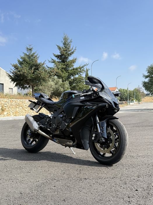 Yamaha R1 2023.