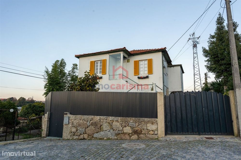 Moradia T3 convertida em T1 em Rebordões, Santo Tirso