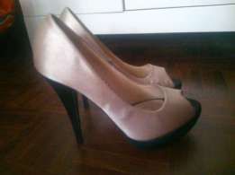 sapatos cremes beje de cetim novos