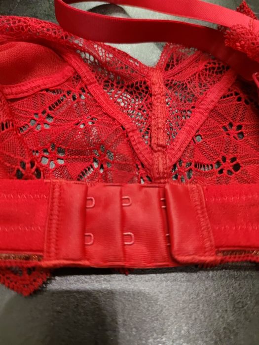 Koronkowy biustonosz Calvin Klein w pięknym czerwonym kolorze. TANIEJ!