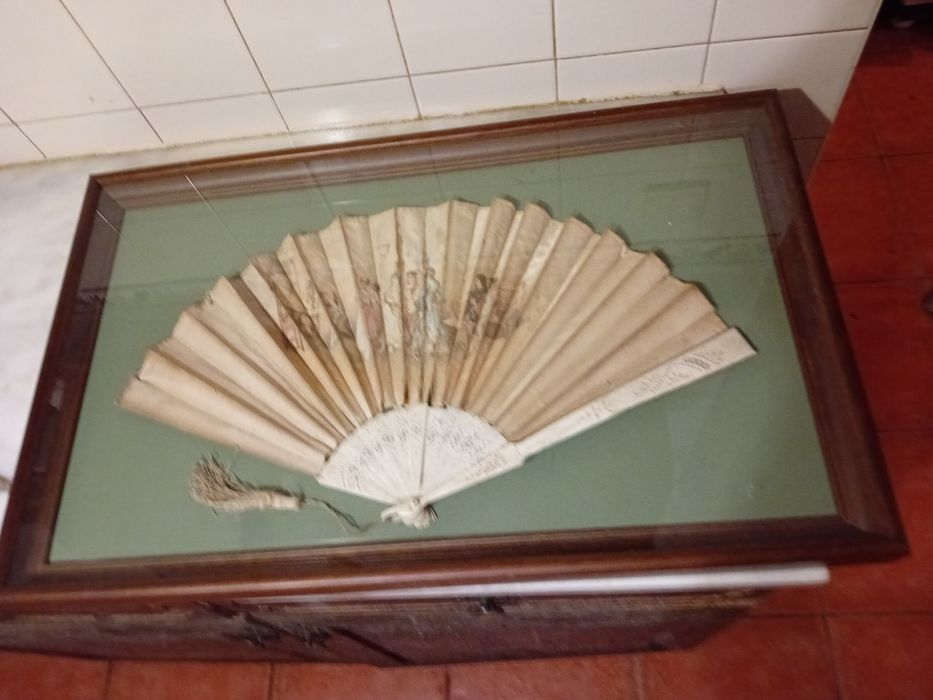 Leque Antigo Emoldurado em Quadro