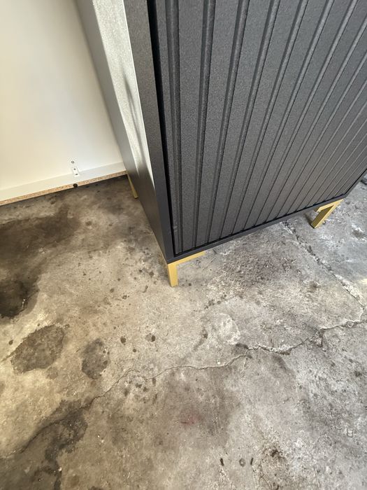 Witrynka czarna bardzo ladna ,stan ideany