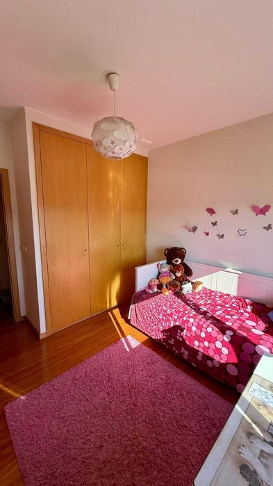 Apartamento T3, com 2 lugares de garagem e Arrumos, Zona Norte-VNF