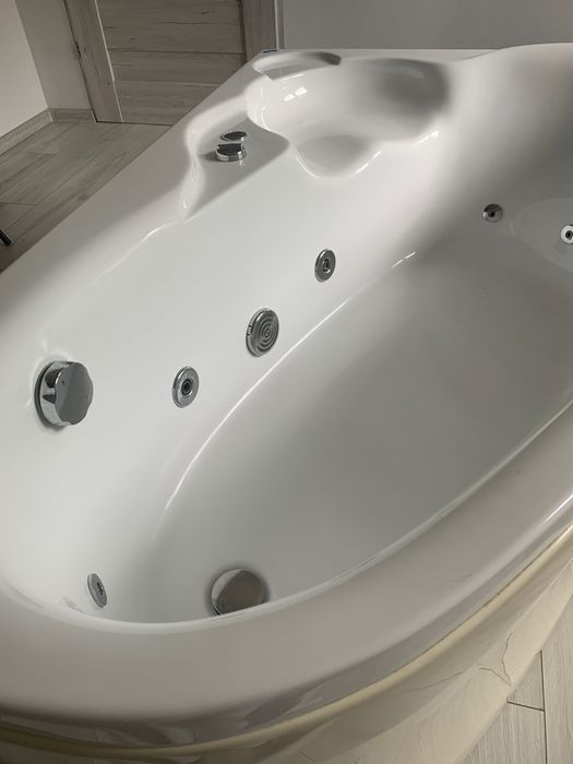 Wanna łazienkowa z hydromasażem