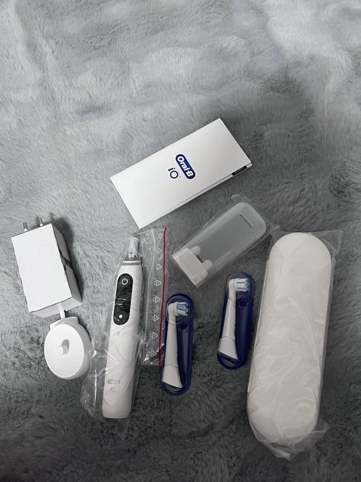 Електрична зубна щітка Oral-B iO Серія 6 Біла