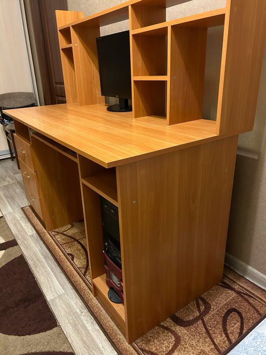 Компьютерный стол с надстройкой