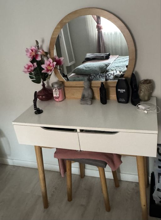 Toucador da marca Hôma com banco