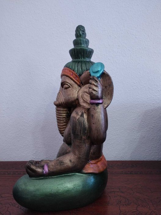Estátua do Deus Ganesha Pintada à mão