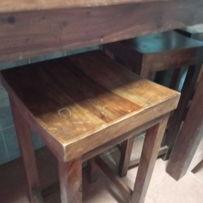 Mesa de madeira com cadeira
