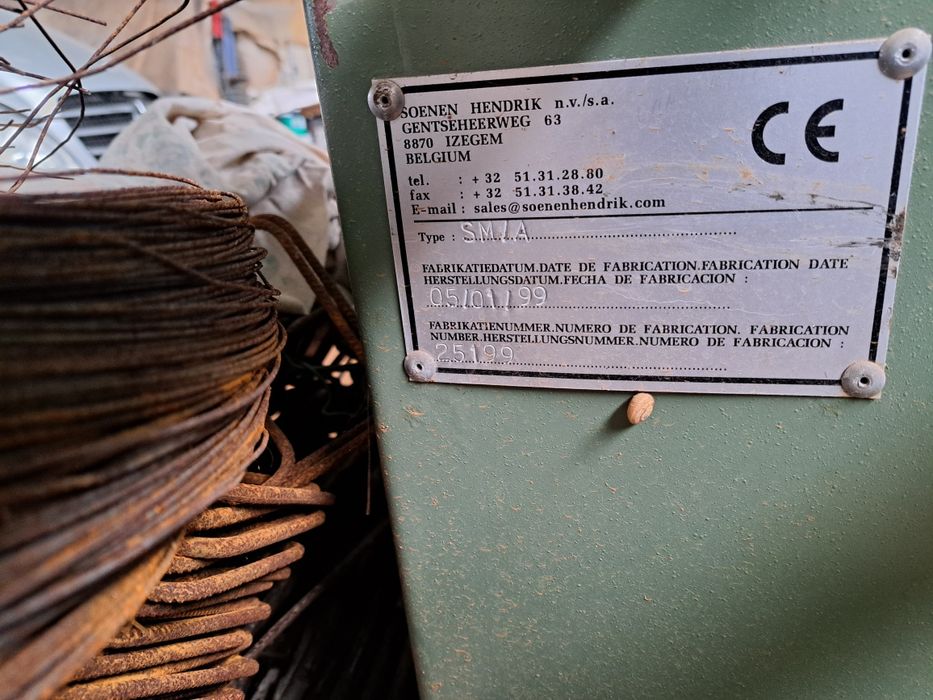 Maquina para fazer furos em perfis de pvc e alumínio