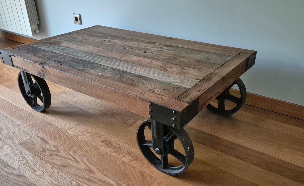Mesa de madeira com ferro