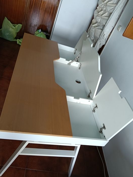 Mesa com arrumação marca IKEA