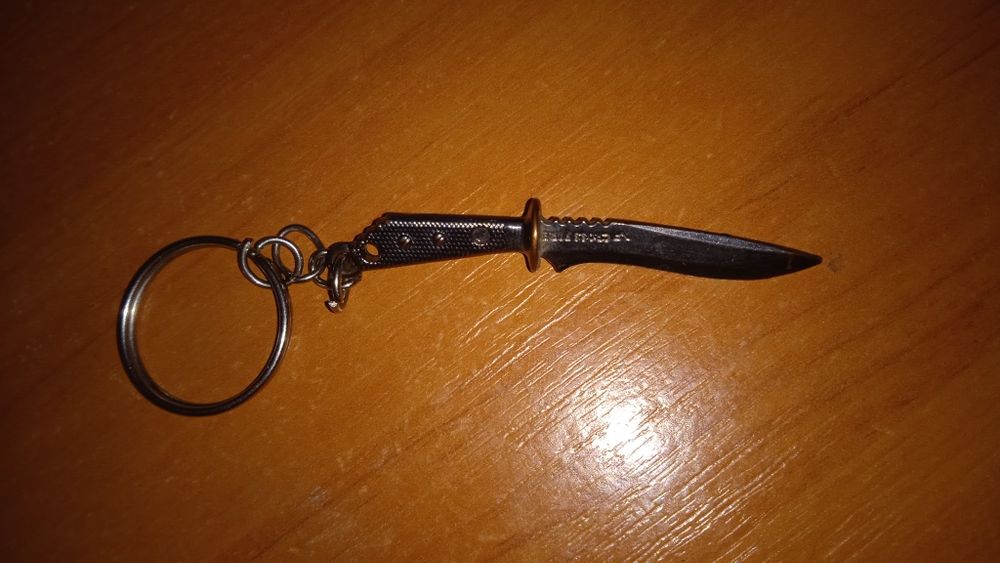 Брелок берсерк брелок нож и пистолет