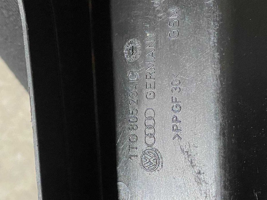 Накладка петлі капота права Volkswagen Touran 2003-2015 1T0805234C