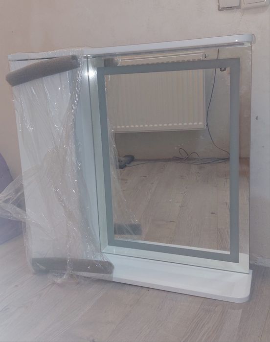 Шкаф с зеркалом и led подсветкой в ванную