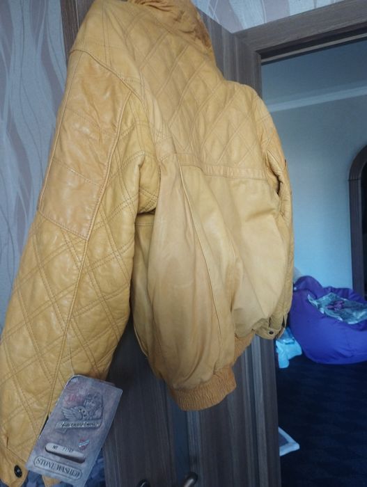 Чоловіча шкіряна куртка бомбер пілот світло коричнева жовта розмір м