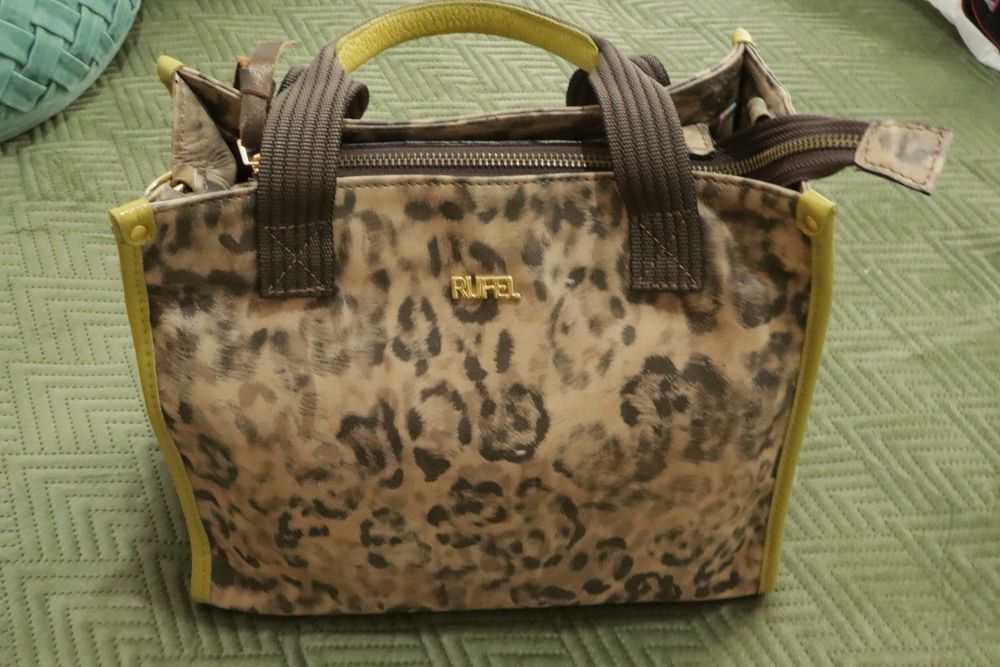 Carteira Pele Tigresa com um toque verde lima - Marca Rufel