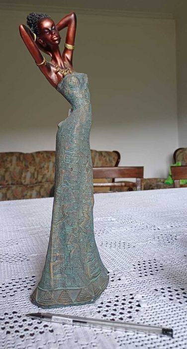 Estatueta muito elegante ,com figura feminina, estilo mulher africada - Peça rara