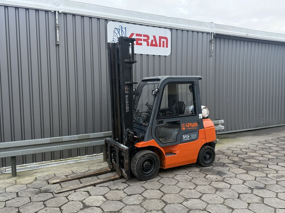 Wozek widłowy Toyota 2,5 tony