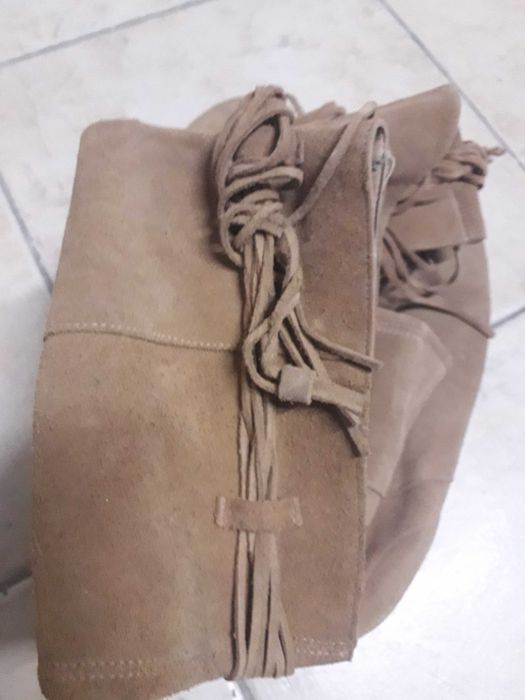 Botas em camurça creme