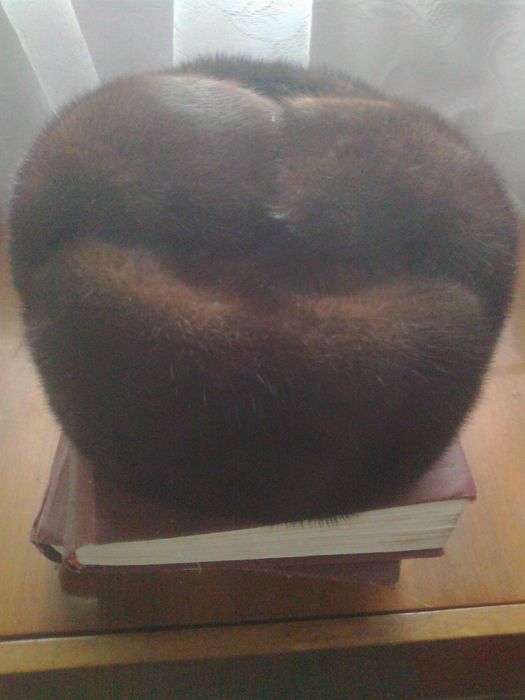 Продаються   хутряні   шапки чоловічя і жіночя