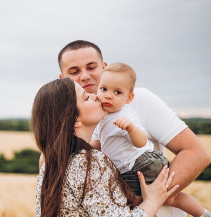 Сімейний фотограф вагітність, материнство, студійна зйомка відеограф